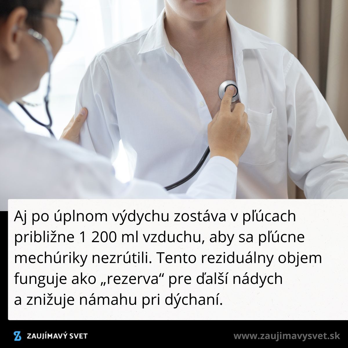 Lekár kontroluje pacientovi dýchanie stetoskopom, ilustrácia fungovania pľúcneho reziduálneho objemu.