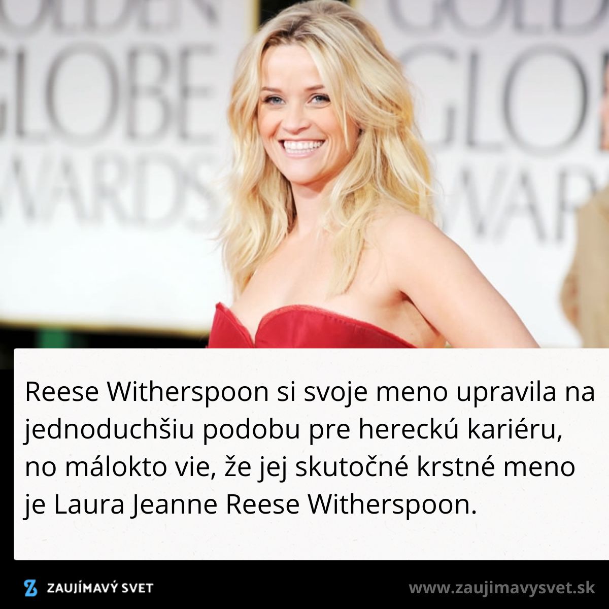 Herečka na červenom koberci počas odovzdávania cien Golden Globe Awards s úsmevom a dlhými blond vlasmi.