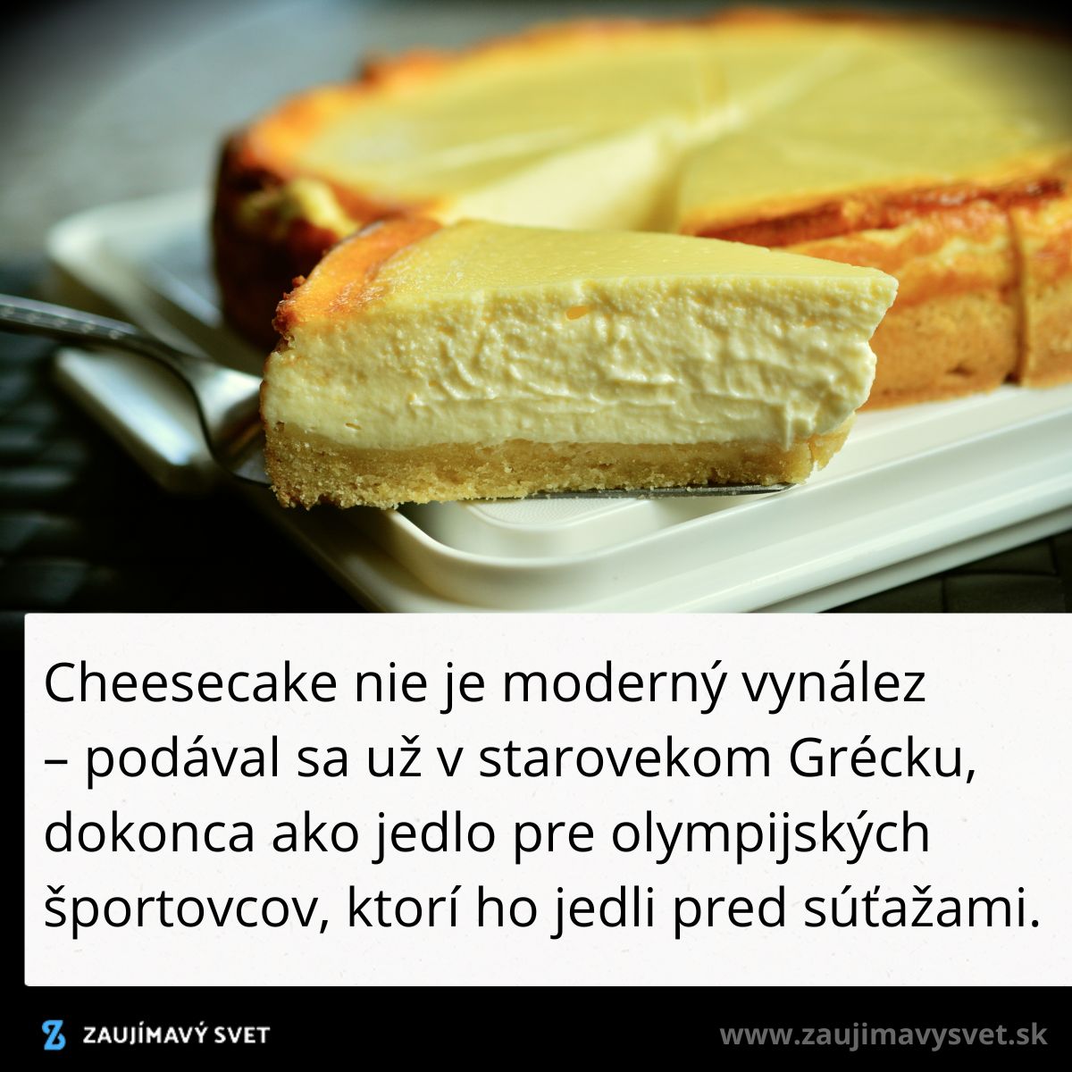 Plátok cheesecakeu na tanieri, staroveký grécky dezert, obľúbený medzi olympijskými športovcami.