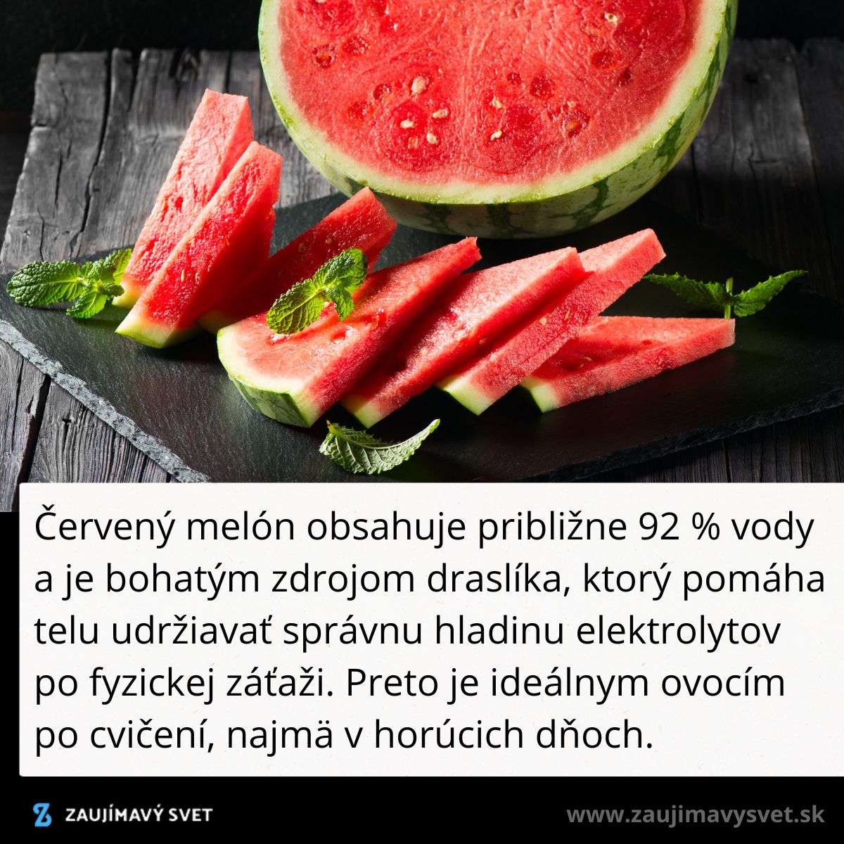 Plátky červeného melónu na tmavom pozadí priam lákajú svojou sviežosťou a jarnou zeleňou mäty.