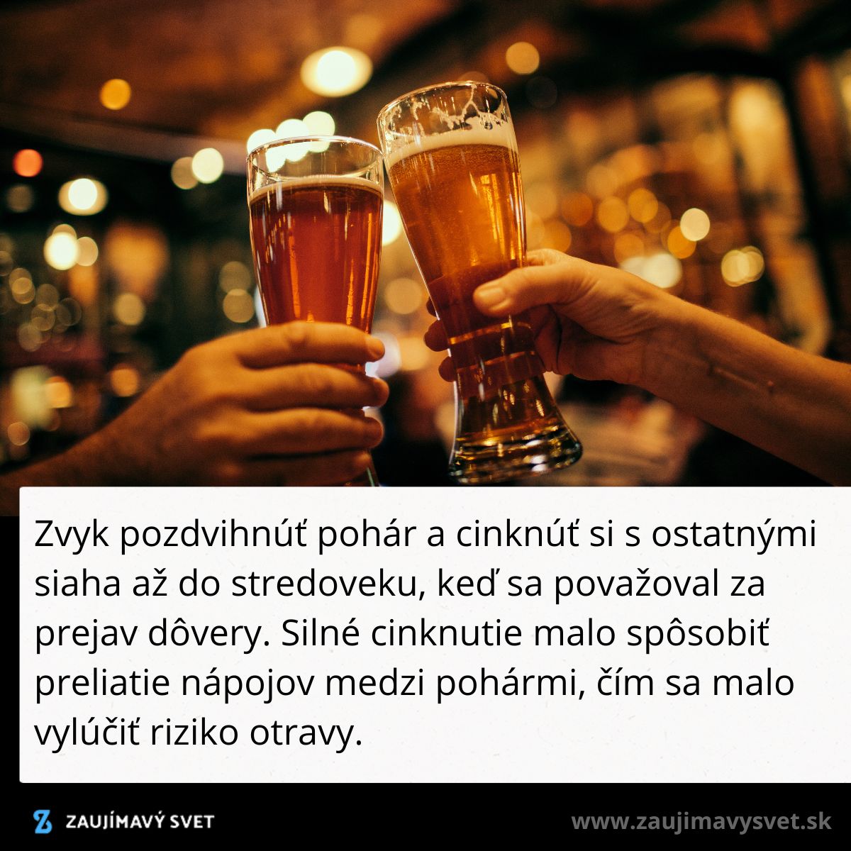 Dve ruky si cinkajú s pohármi piva v útulnej atmosfére baru, obklopení tlmeným osvetlením.
