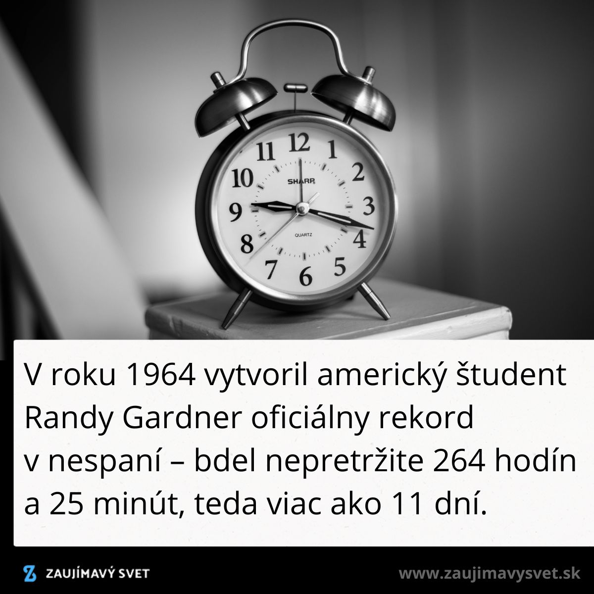 Budík na stole pripomína rekord v bdelosti amerického študenta z roku 1964, keď nespať trval 11 dní.