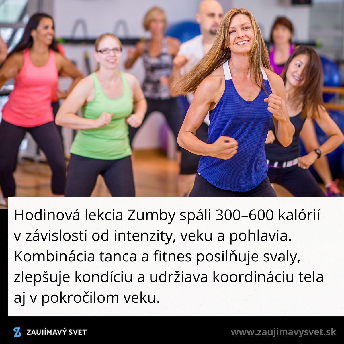 Skupina ľudí cvičí Zumbu, spáli 300-600 kalórií; tanec posilňuje svaly a zlepšuje kondíciu.