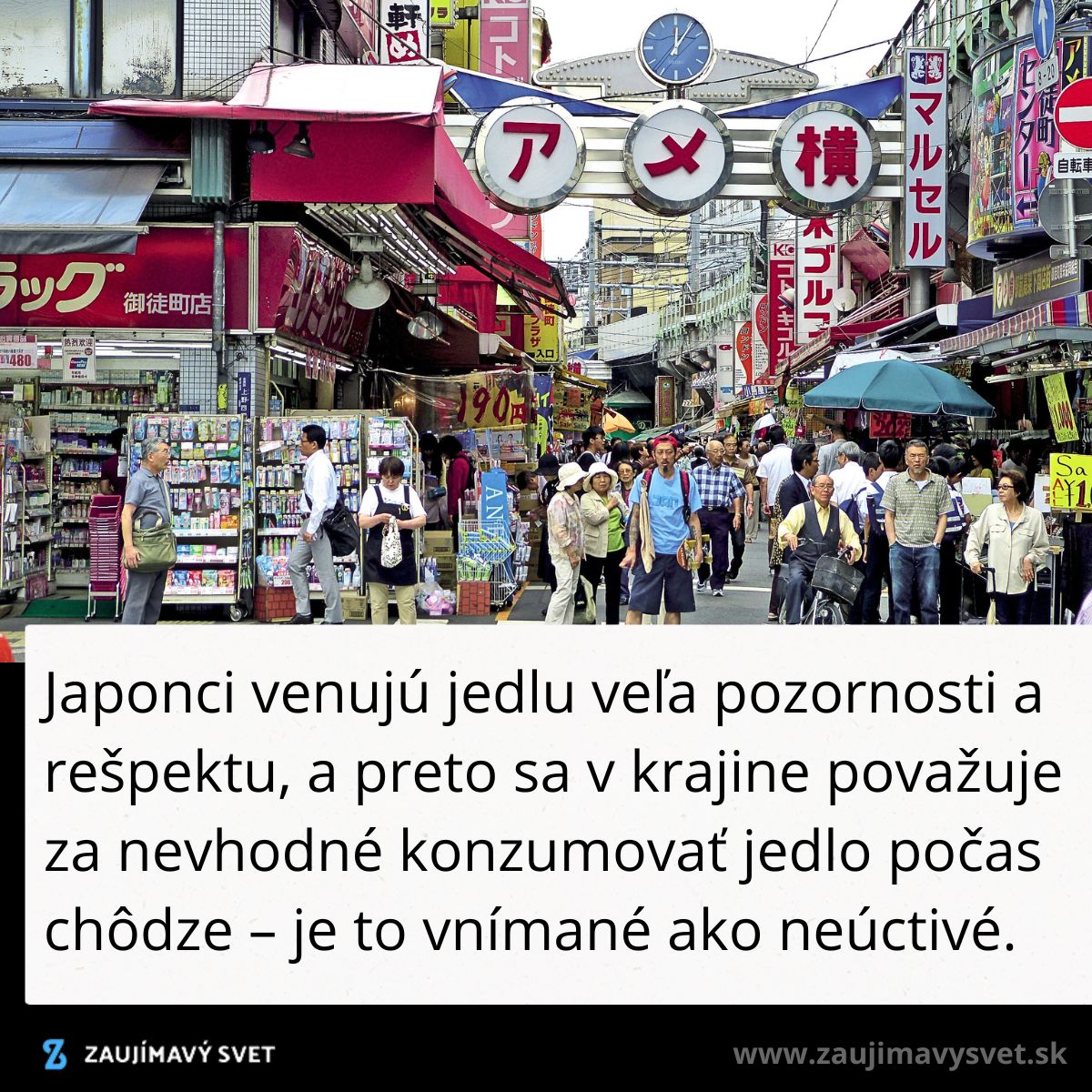 Japonský trh plný ľudí pod červenými výveskami, poukazujúci na kultúru a zvyky v jedení.