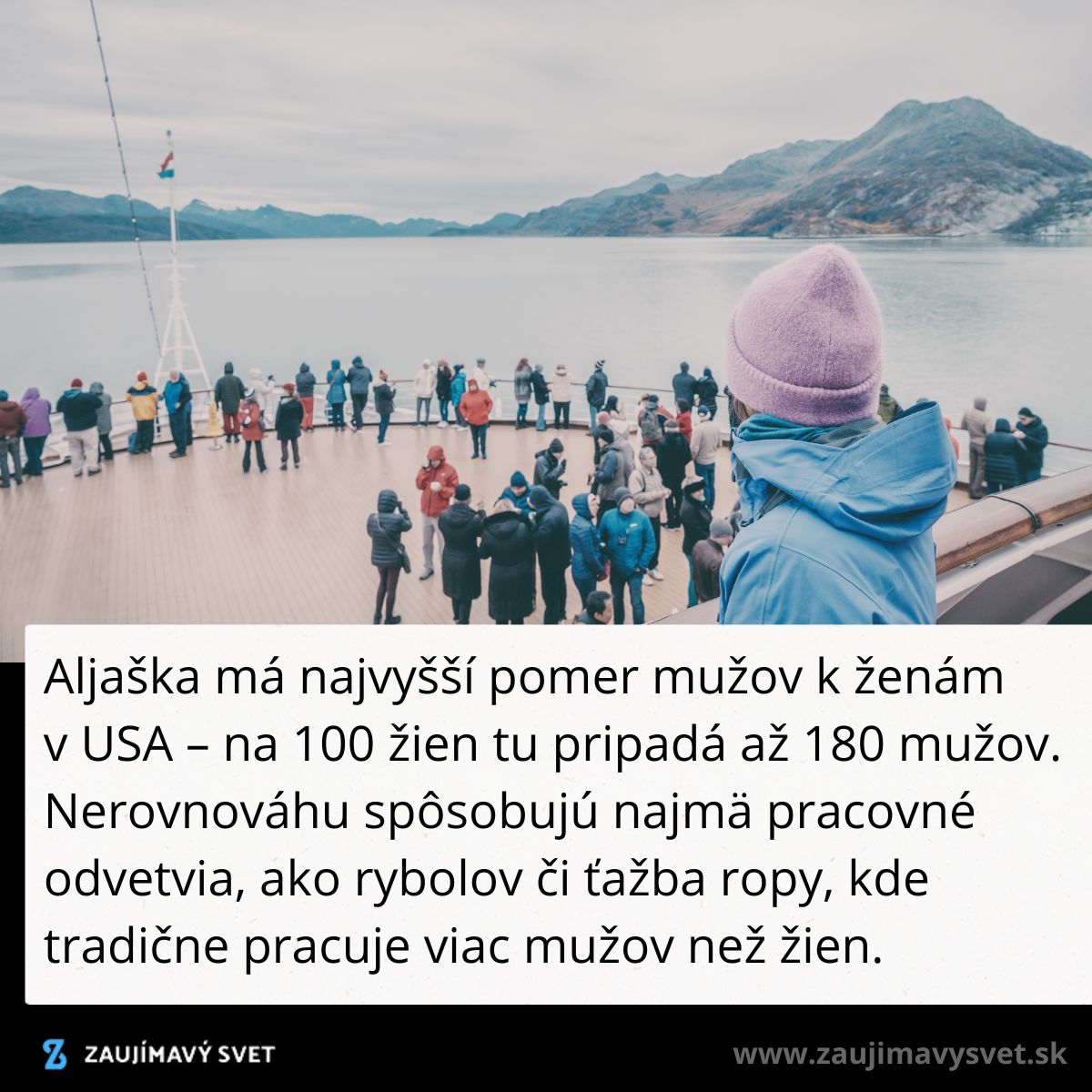 Skupina ľudí na výletnej lodi pozoruje aljašskú krajinu, modrá obloha s kopcami v pozadí.
