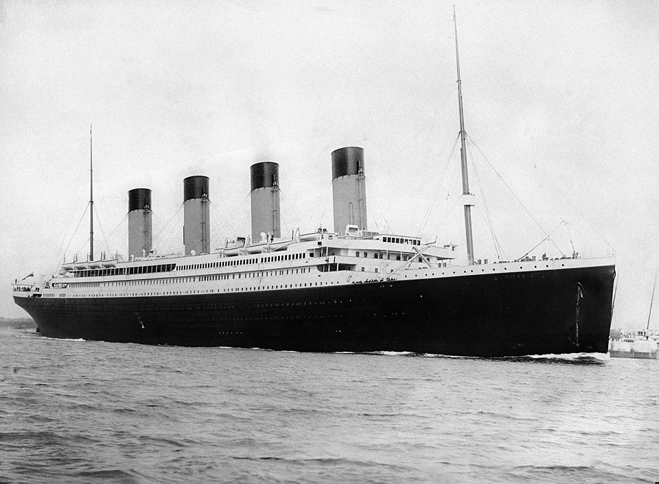 Historická fotografia gigantickej zaoceánskej lode Titanic plávajúcej po mori.