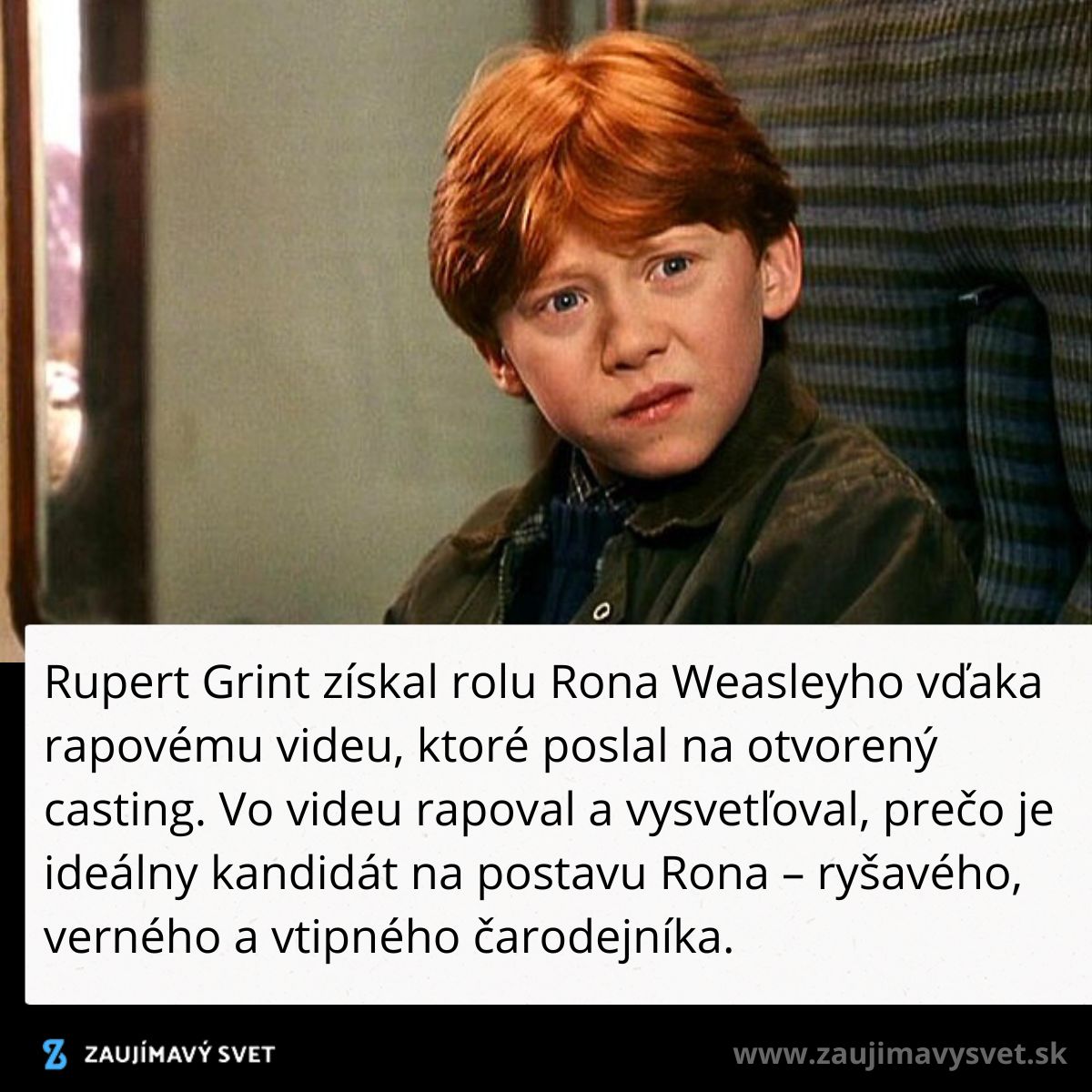 Herec s ryšavými vlasmi v tmavom oblečení sedí vo vlaku; známy z populárneho filmu o čarodejníkoch.
