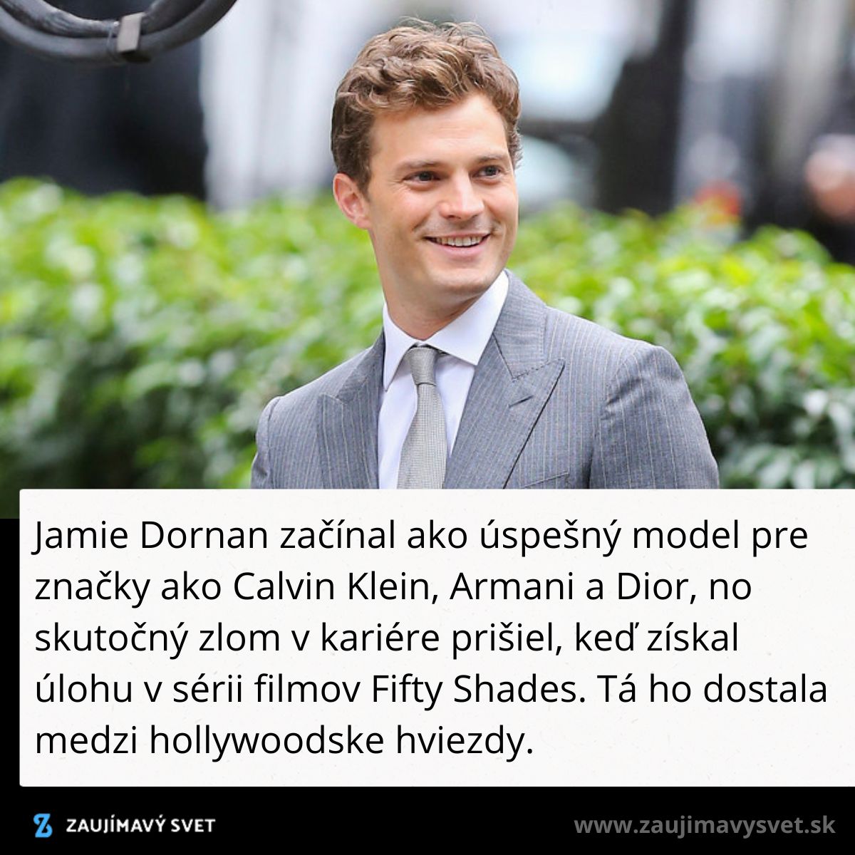 Osoba v elegantnom obleku s úsmevom, zelené pozadie, text o hereckej kariére.