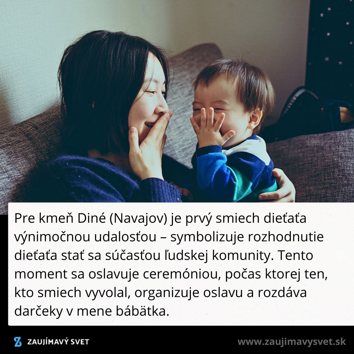Matka a dieťa na gauči sa smejú a radujú, symbolizujúc radosť a vzájomné puto.