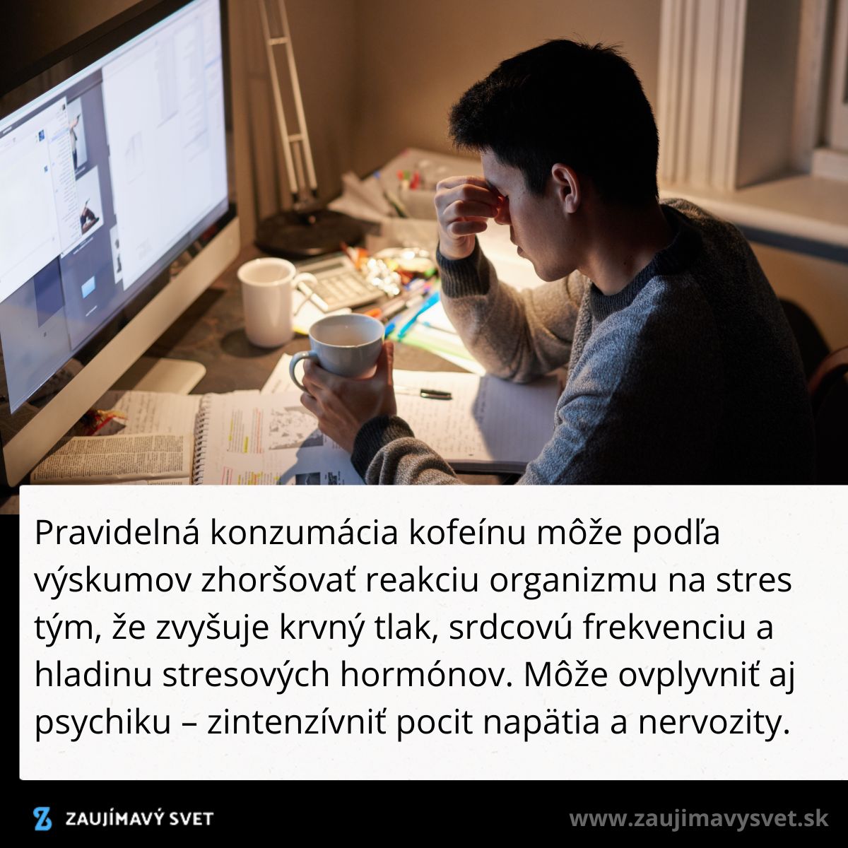 Muž pri počítači v noci stresuje nad úlohami, držiac šálku kávy, čo symbolizuje účinky kofeínu na stres.