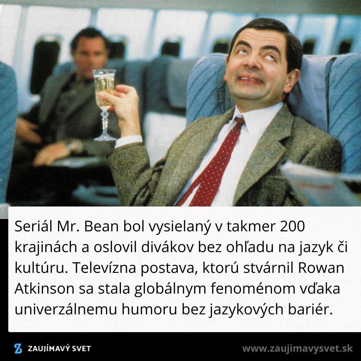 Muž v lietadle s pohárom šampanského, známa komediálna postava v elegantnom obleku, úsmev na tvári.