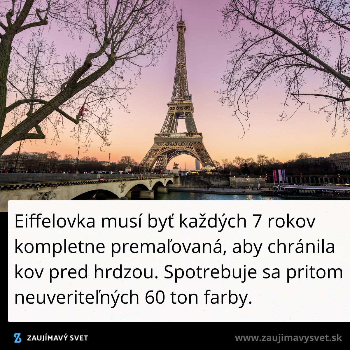 Eiffelova veža pri západe slnka, Paríž. Stromy bez listov na popredí, most nad Seinou.