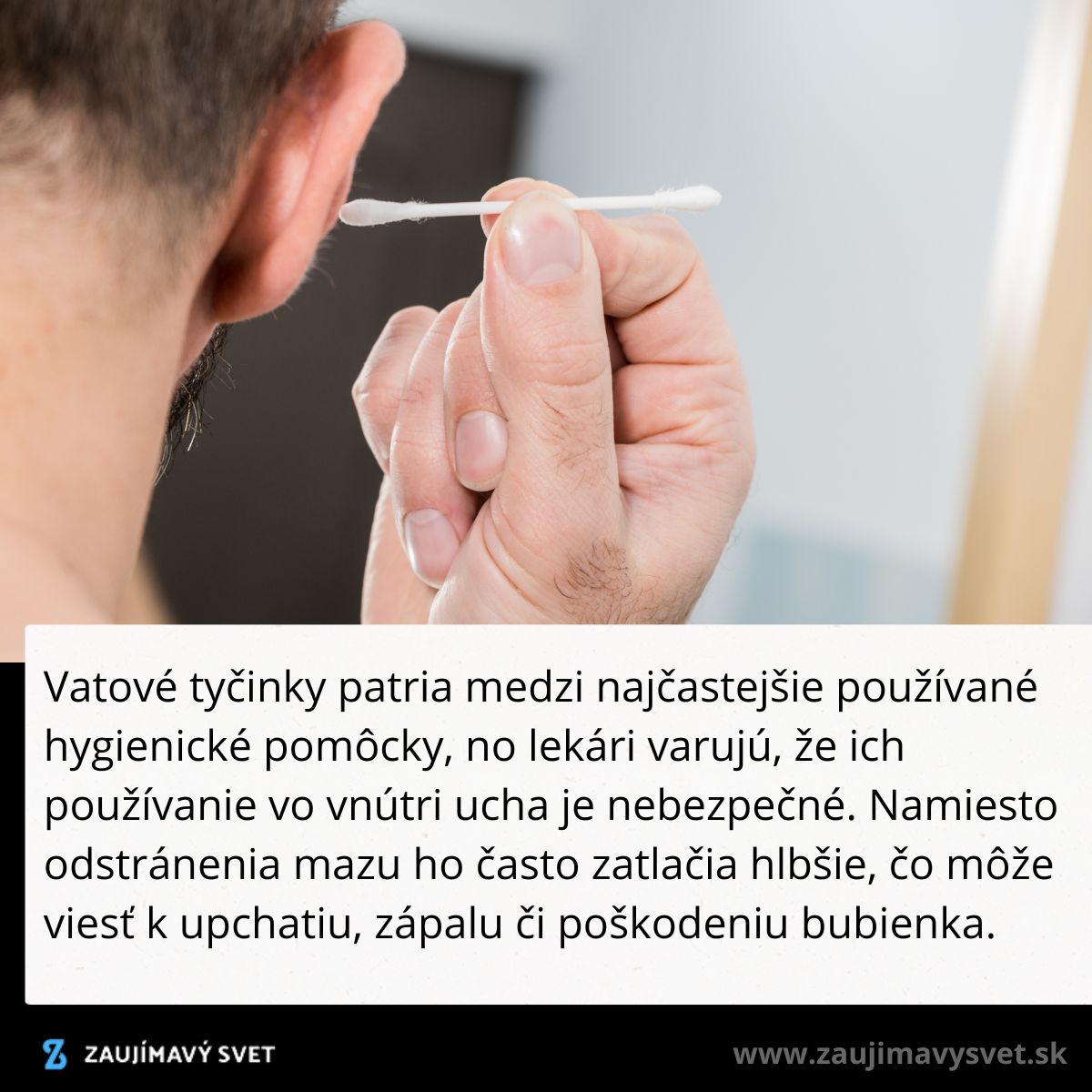 Muž čistí ucho vatovou tyčinkou, čo je neodporúčané pre riziko poškodenia bubienka či zápalu.