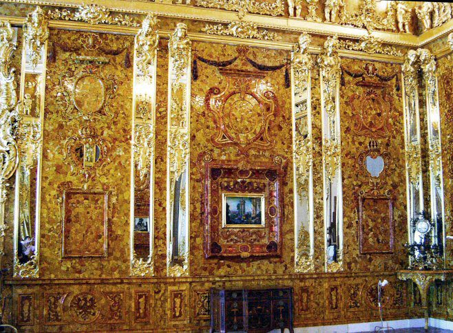 Luxusná izba s bohatou zlatou výzdobou a umeleckými prvkami na stenách, vytvárajúca dojem kráľovskej elegancie.