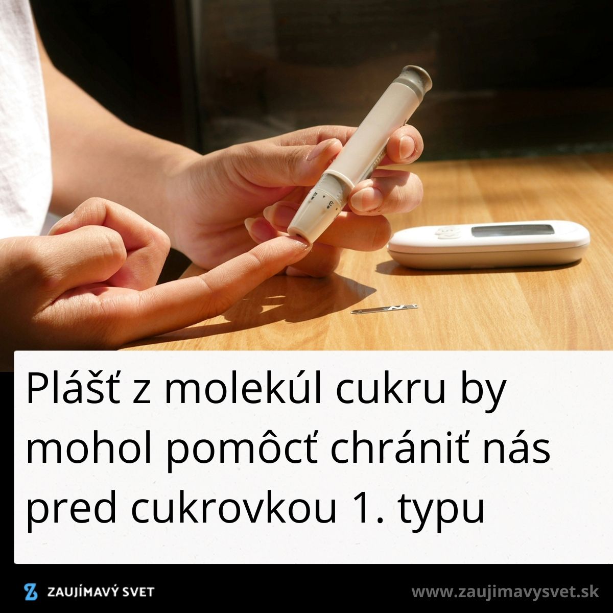 Osoba používa glukomer na meranie hladiny cukru, na stole je meter a lanceta, text o ochrane pred cukrovkou 1. typu.