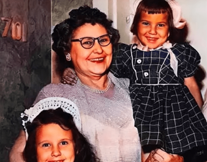 Ospravedlňujem sa, neviem, kto sú osoby na obrázku. Popis: Staršia žena s okuliarmi a dve dievčatá, všetci sa usmievajú.