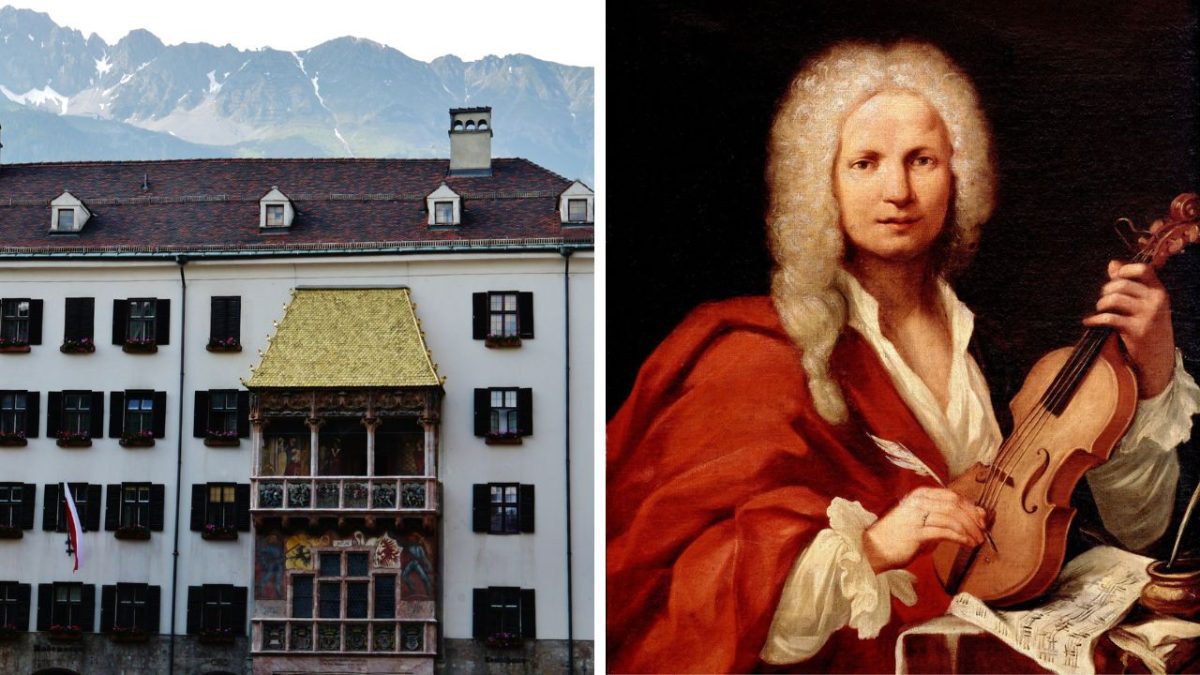 Historická budova so zlatým balkónom a muž s husľami v červenom plášti na obraze.