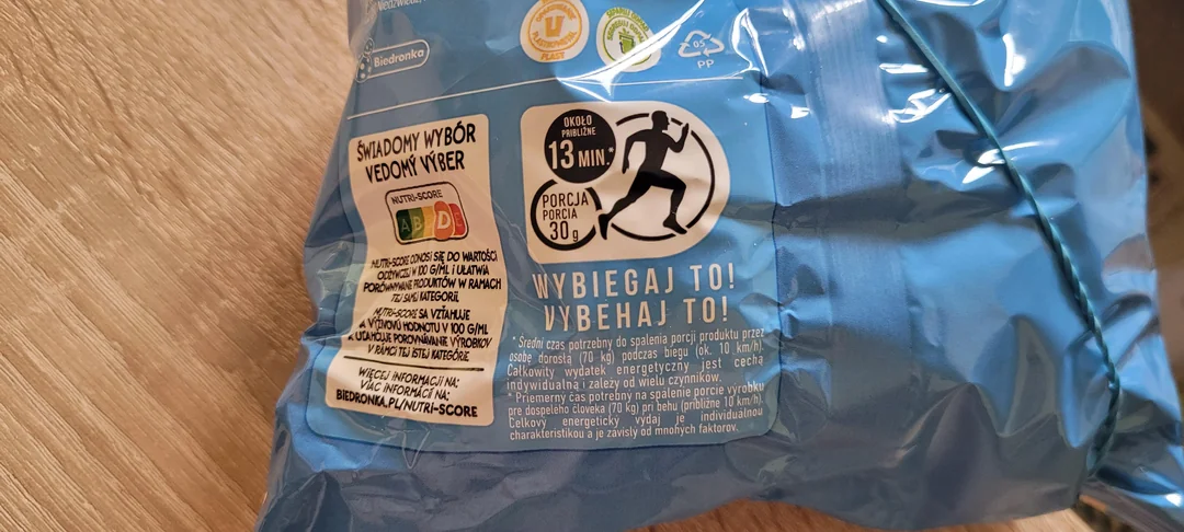 Modrý obal produktu s nutričným skóre a odporúčaním na fyzickú aktivitu po konzumácii.