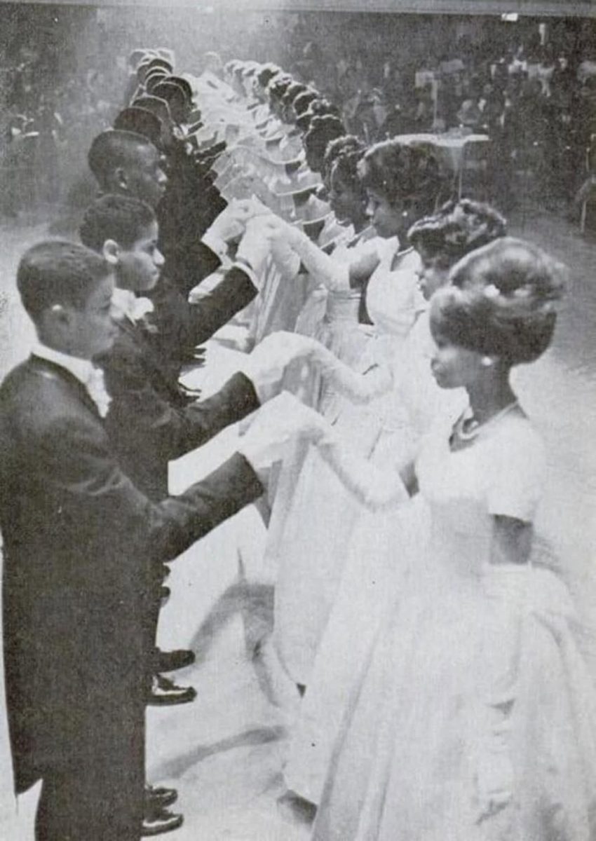 Plesový tanec mladých párov v historickom formálnom oblečení na elegantnom podujatí.