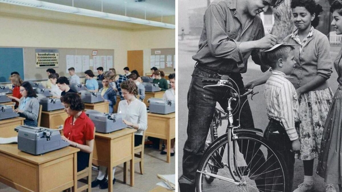 Naľavo žiaci píšu na písacích strojoch, napravo muž podpisuje čiapku chlapca pri bicykli. Retro výjav z minulosti.