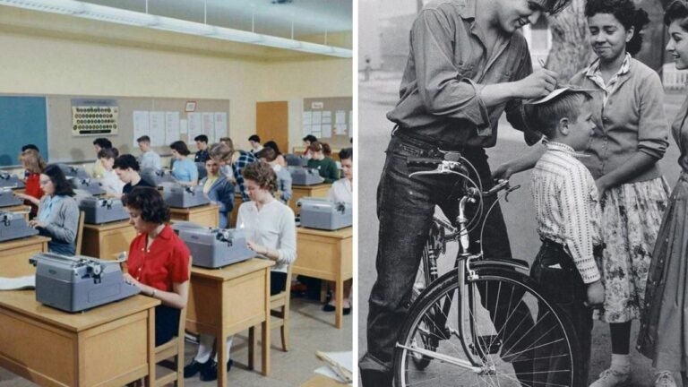 Naľavo žiaci píšu na písacích strojoch, napravo muž podpisuje čiapku chlapca pri bicykli. Retro výjav z minulosti.