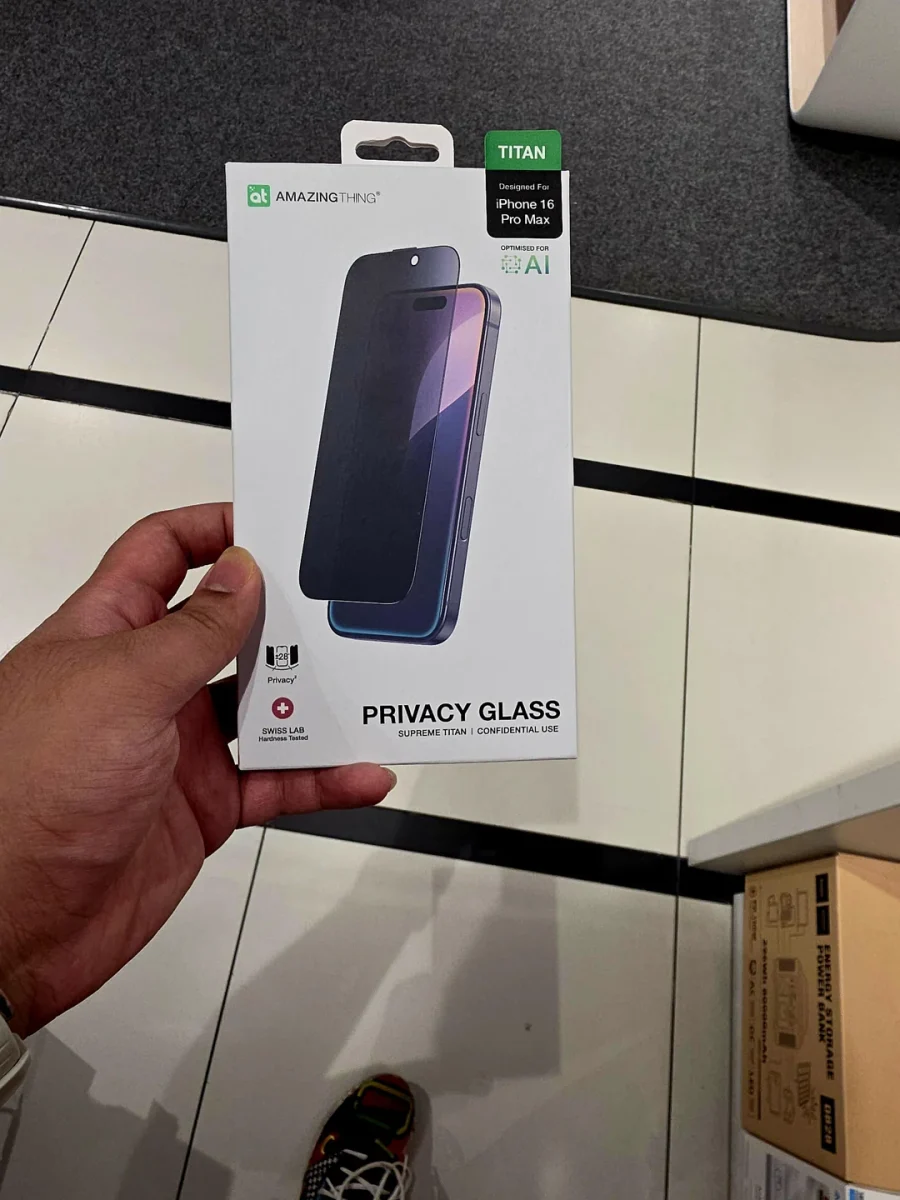 Ochranné sklo Privacy Glass pre iPhone 16 Pro Max, optimalizované pre AI, od značky AmazingThing.