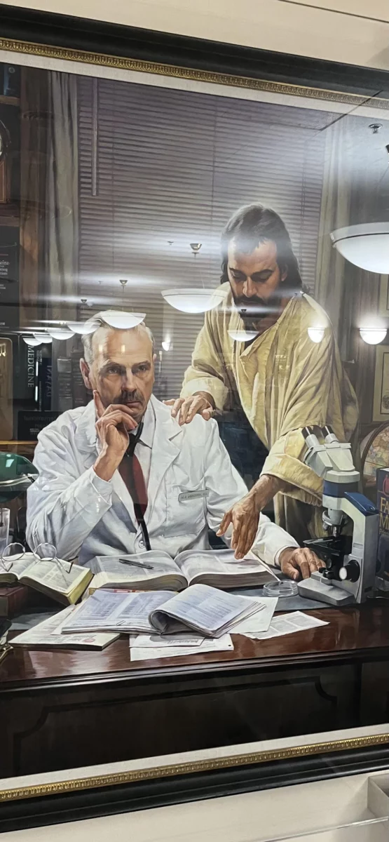 Doktor premýšľa nad knihou, zatiaľ čo ho niekto vedľa neho podporuje.