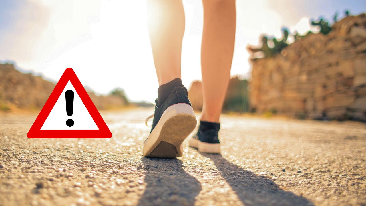 Bezpečnostné upozornenie: Chôdza na slnečnom dni, pozor na nebezpečenstvá na ceste.