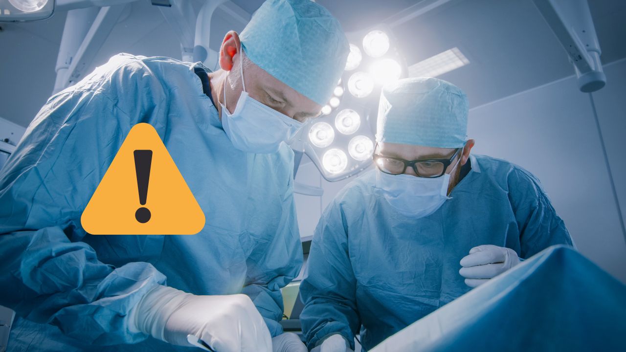 Chirurgovia pri operácii s varovným symbolom, osvetlená operačná sála, pozornosť na bezpečnosť.