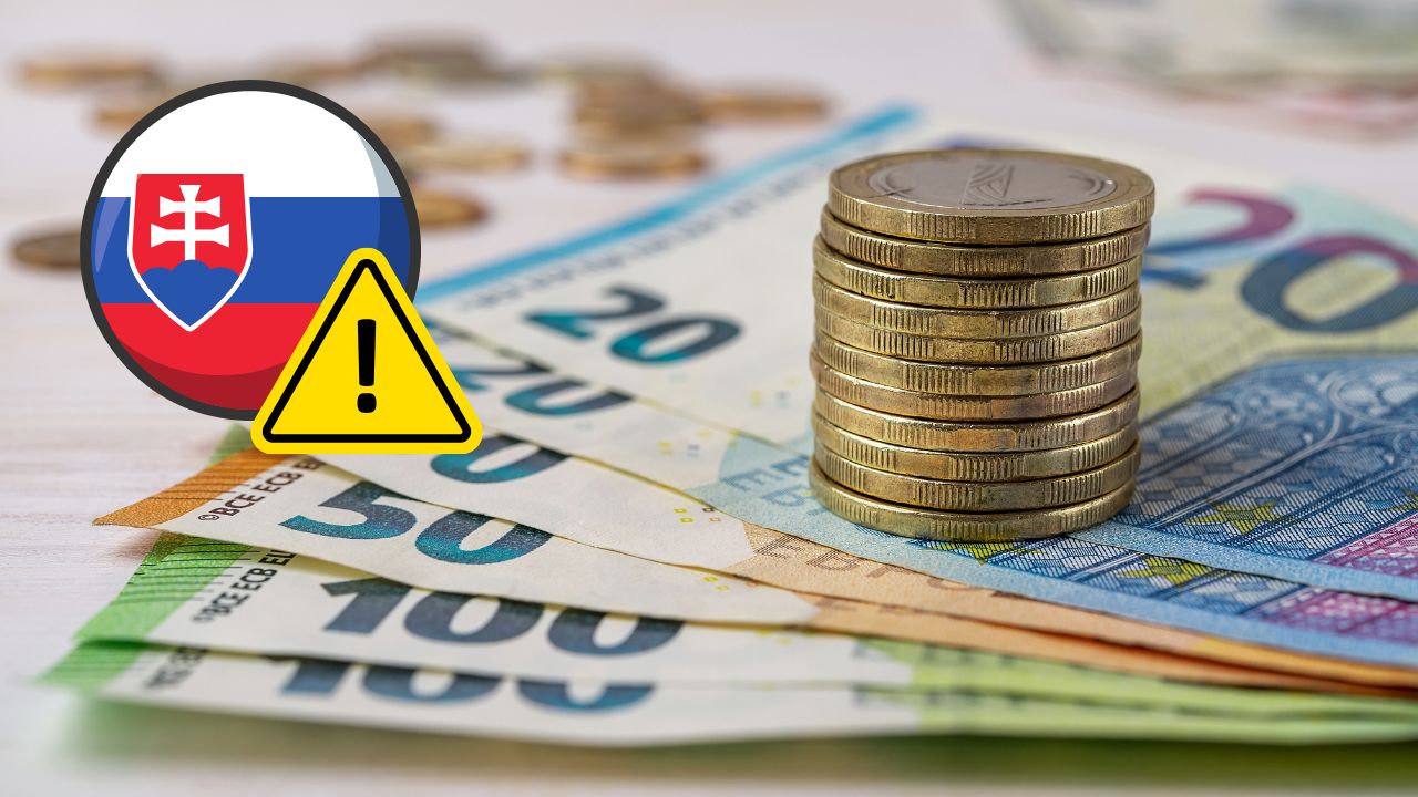 Slovenská vlajka s varovným symbolom, euro bankovky a mince symbolizujú finančné riziká na Slovensku.