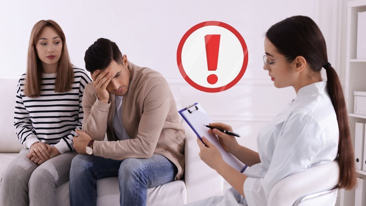 Pár diskutujúci so psychológom, upozornenie na emocionálny stres.