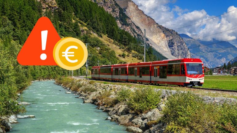 Vlak v horskej scenérii pri rieke s varovným symbolom a eurom, naznačujúcim finančné alebo cestovné riziko.