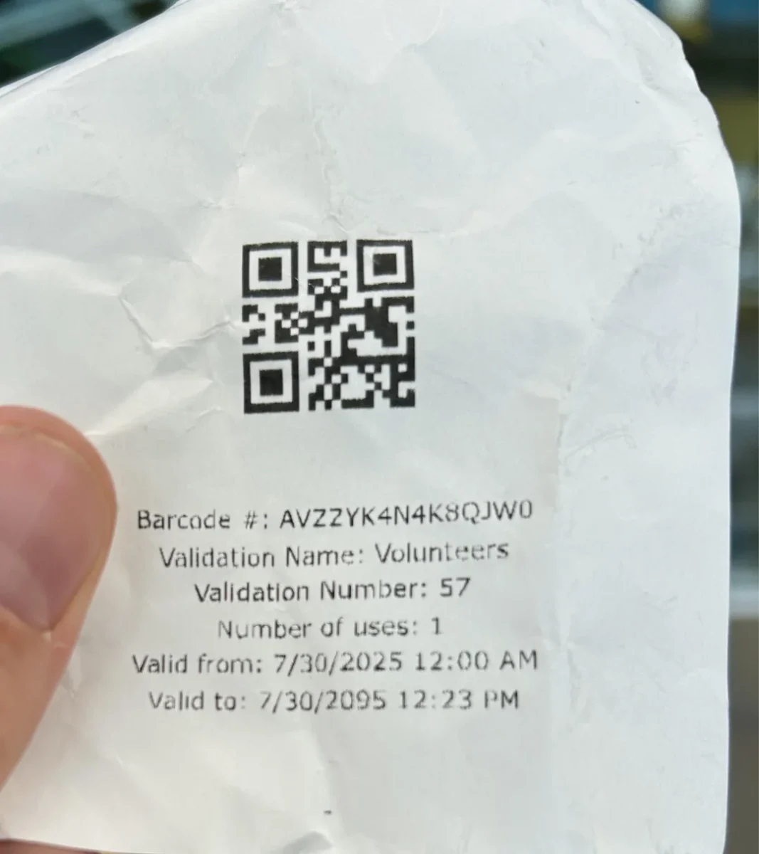 Pokrčený lístok s QR kódom a dátum platnosti od 30.7.2025 do 30.7.2095, text pre dobrovoľníkov.