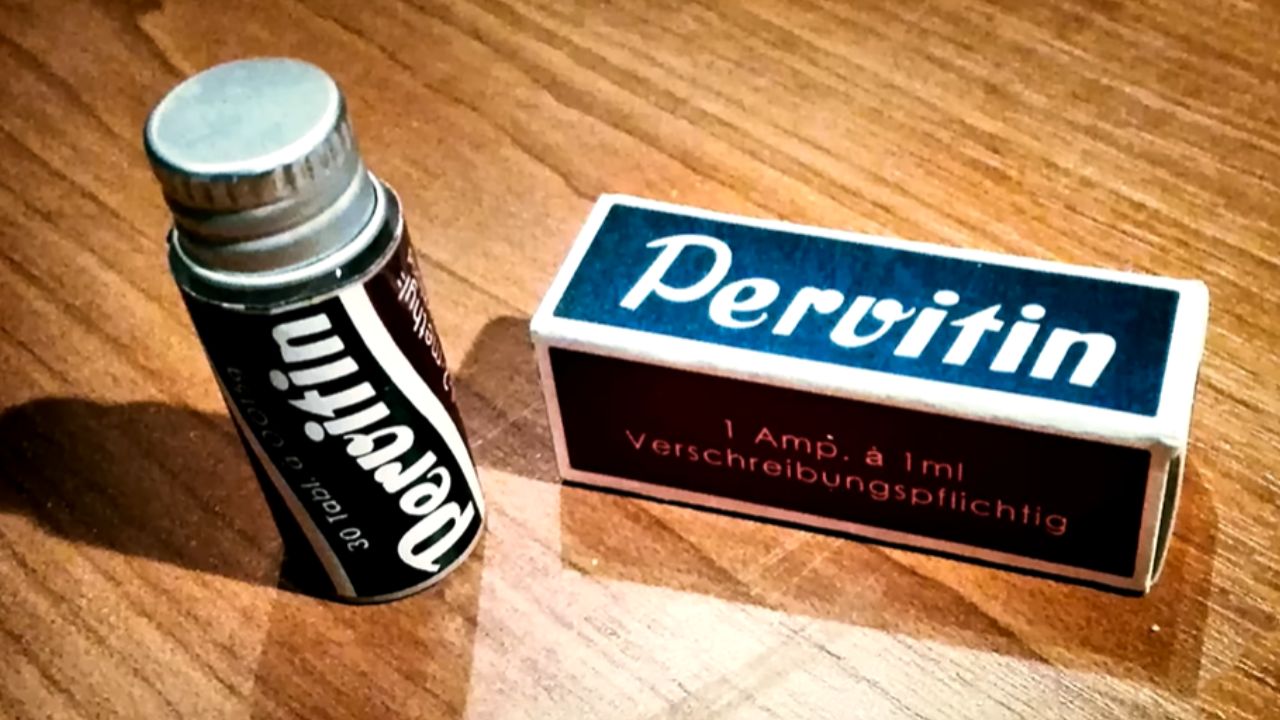 Staré balenie lieku Pervitin a ampulky na drevenom stole.