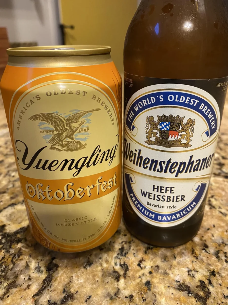 Dve fľaše piva na kuchynskej doske: Yuengling Oktoberfest a Weihenstephaner Hefe Weissbier.