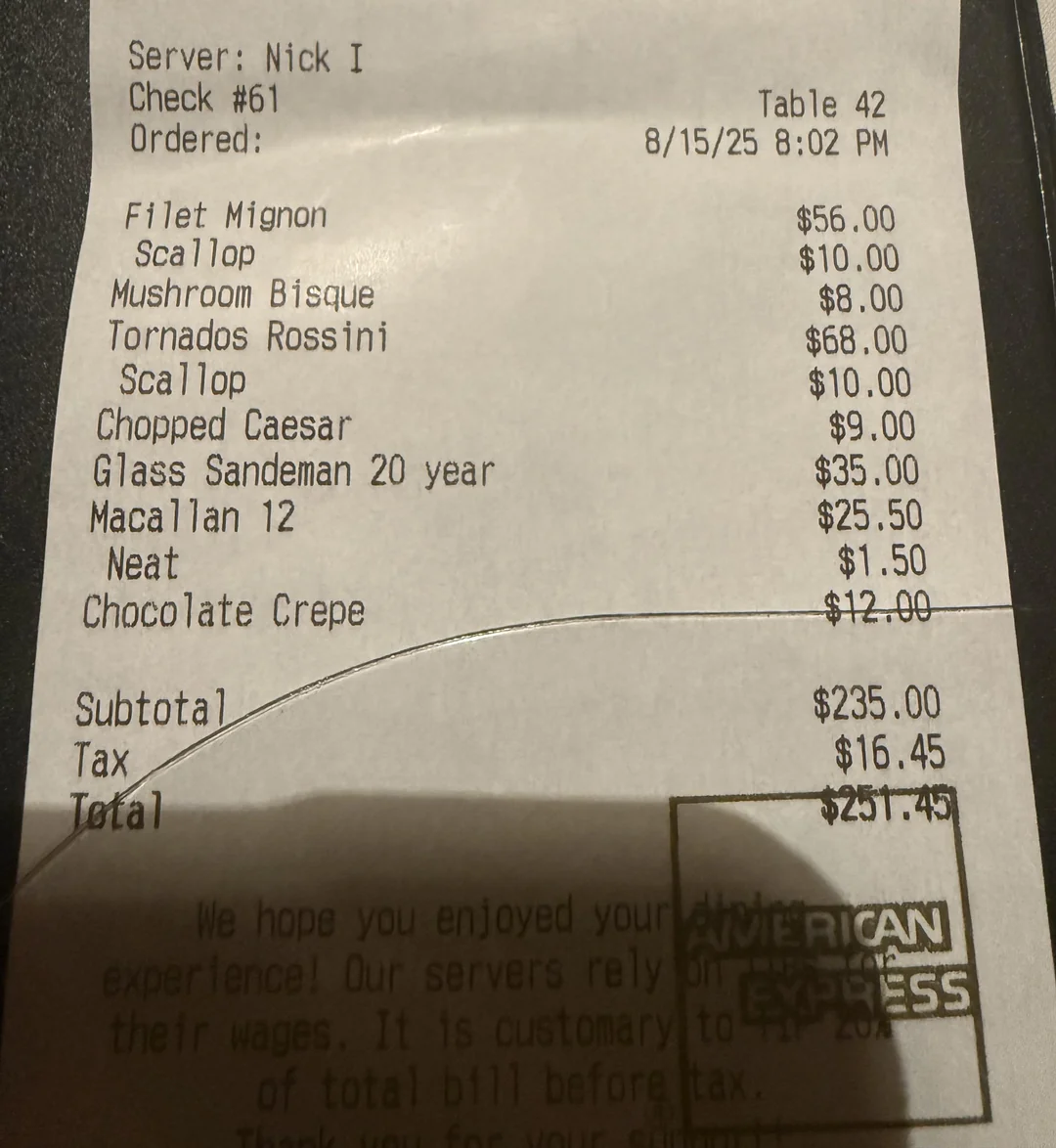 Účet z reštaurácie s položkami ako Filet Mignon a čokoládová palacinka, celková suma 251,45 dolárov.