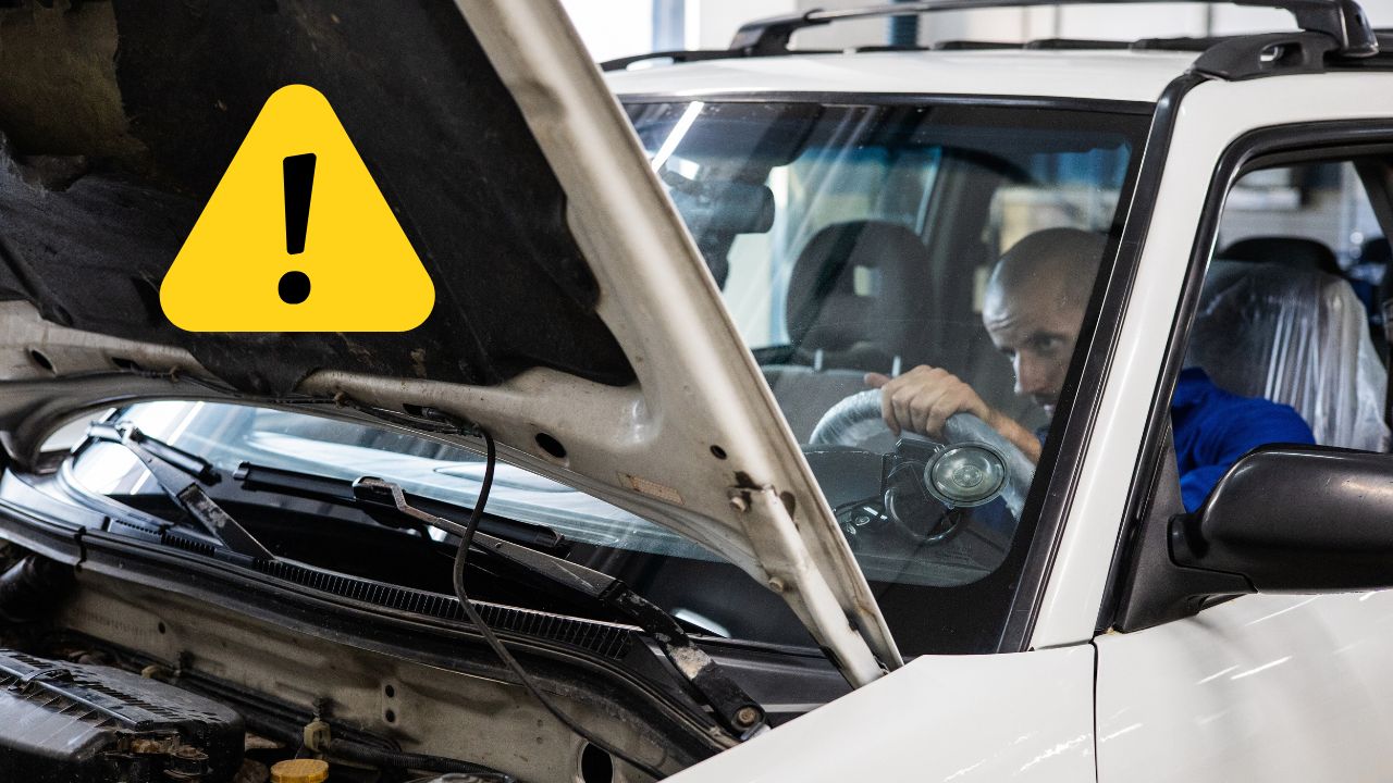 Muž kontroluje motor auta s otvorenou kapotou. Žltý výstražný symbol upozorňuje na problém.