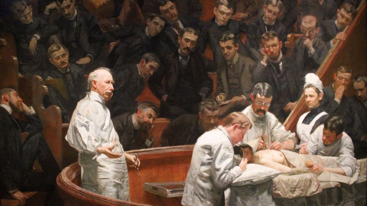 Lekársky tím vykonáva historickú operáciu pred zvedavými študentmi v amfiteátri.