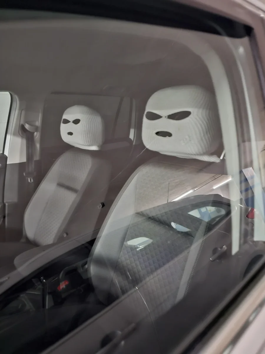 Auto s originálnou dekoráciou: sedadlá pripomínajúce masky s otvormi na oči.