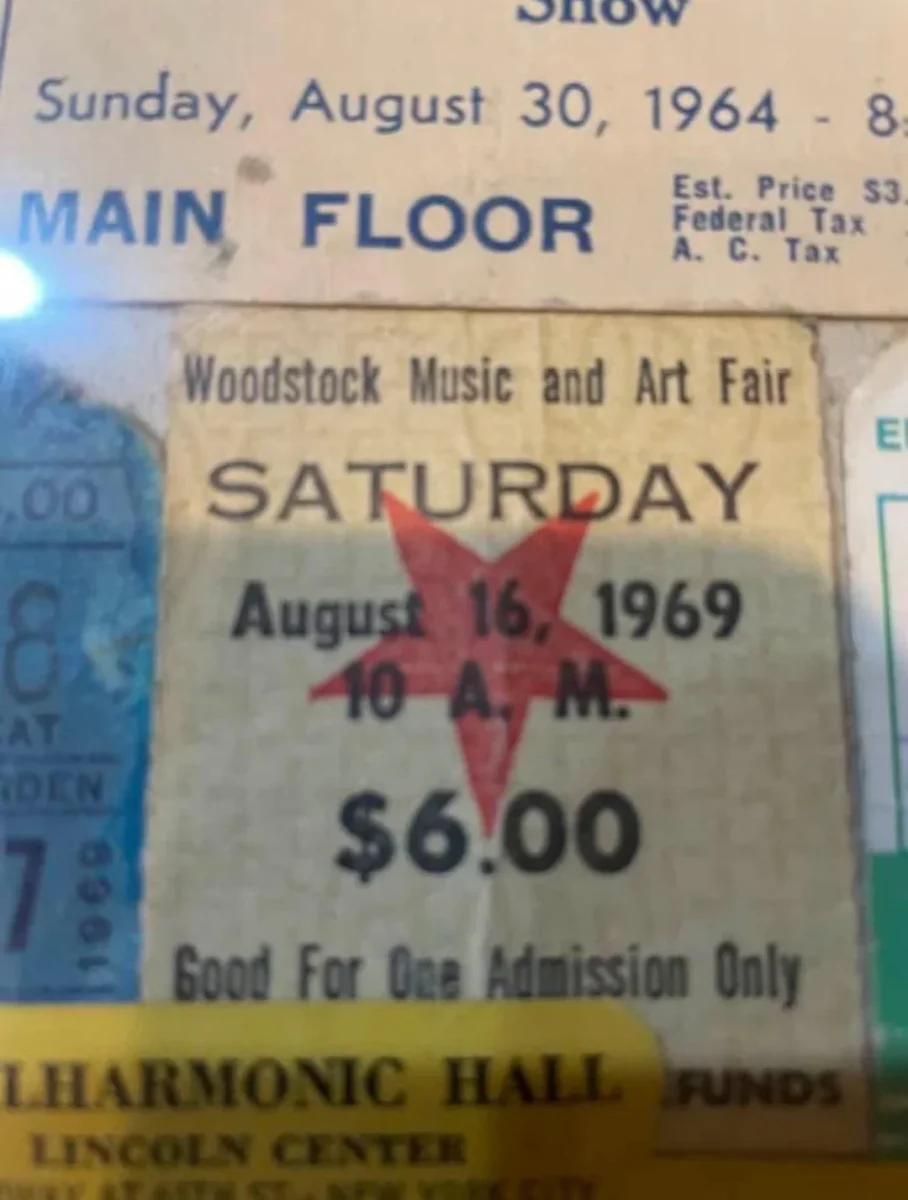 Lístok na Woodstock festival 1969, vstupné 6 dolárov, dátum 16. augusta, začiatok o 10:00, symbol červenej hviezdy.