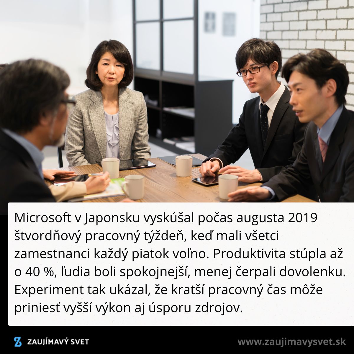 Skupina japonských manažérov diskutuje o štvordňovom pracovnom týždni testovanom Microsoftom.