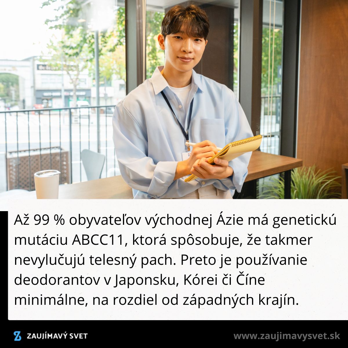Mladý muž v kaviarni s notesom, genetická mutácia ABCC11 znižuje telesný pach u mnohých ľudí vo východnej Ázii.
