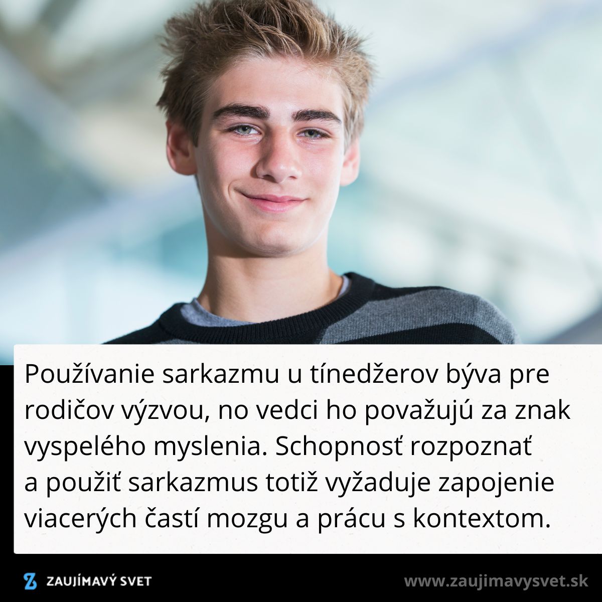Tínedžer s úsmevom na tvári, text vysvetľuje používanie sarkazmu ako znak vyspelého myslenia a komplexného chápanie.