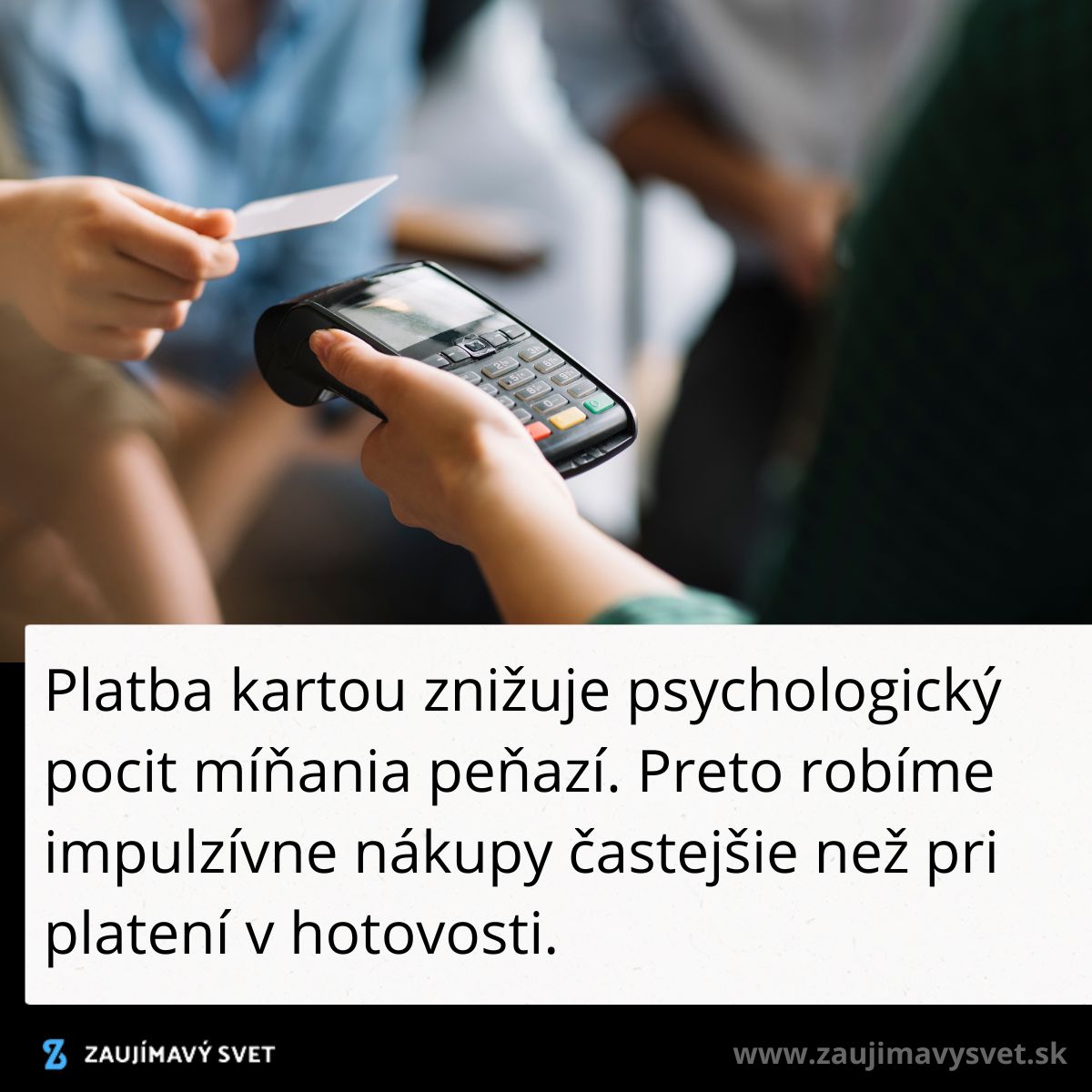 Osoba platí kartou pomocou terminálu; text na obrázku hovorí o psychológii impulzívnych nákupov pri platbe kartou.