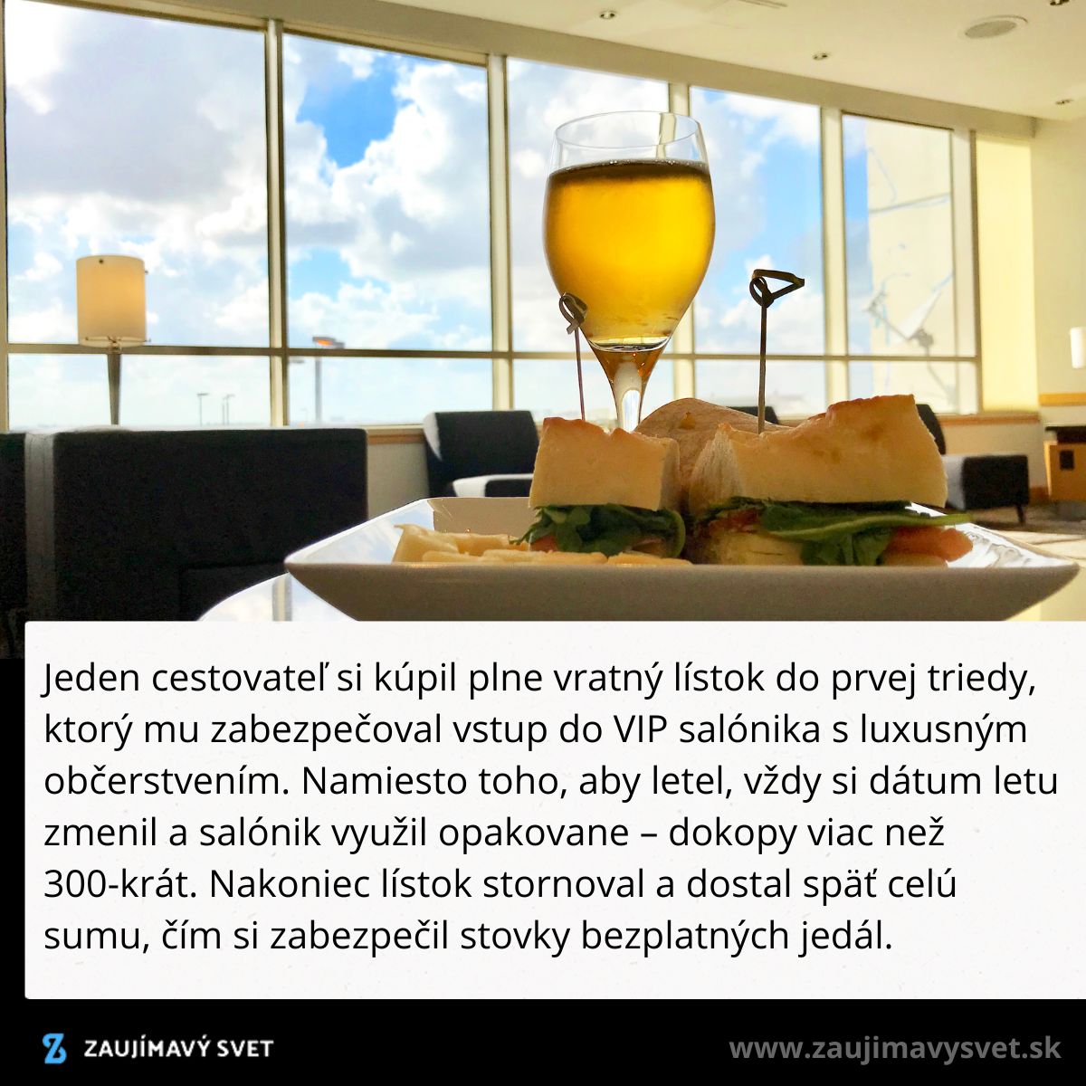 VIP salónik letiska, pohár šampanského a sendvič na stole s výhľadom na oblohu a lietadlá cez okno.
