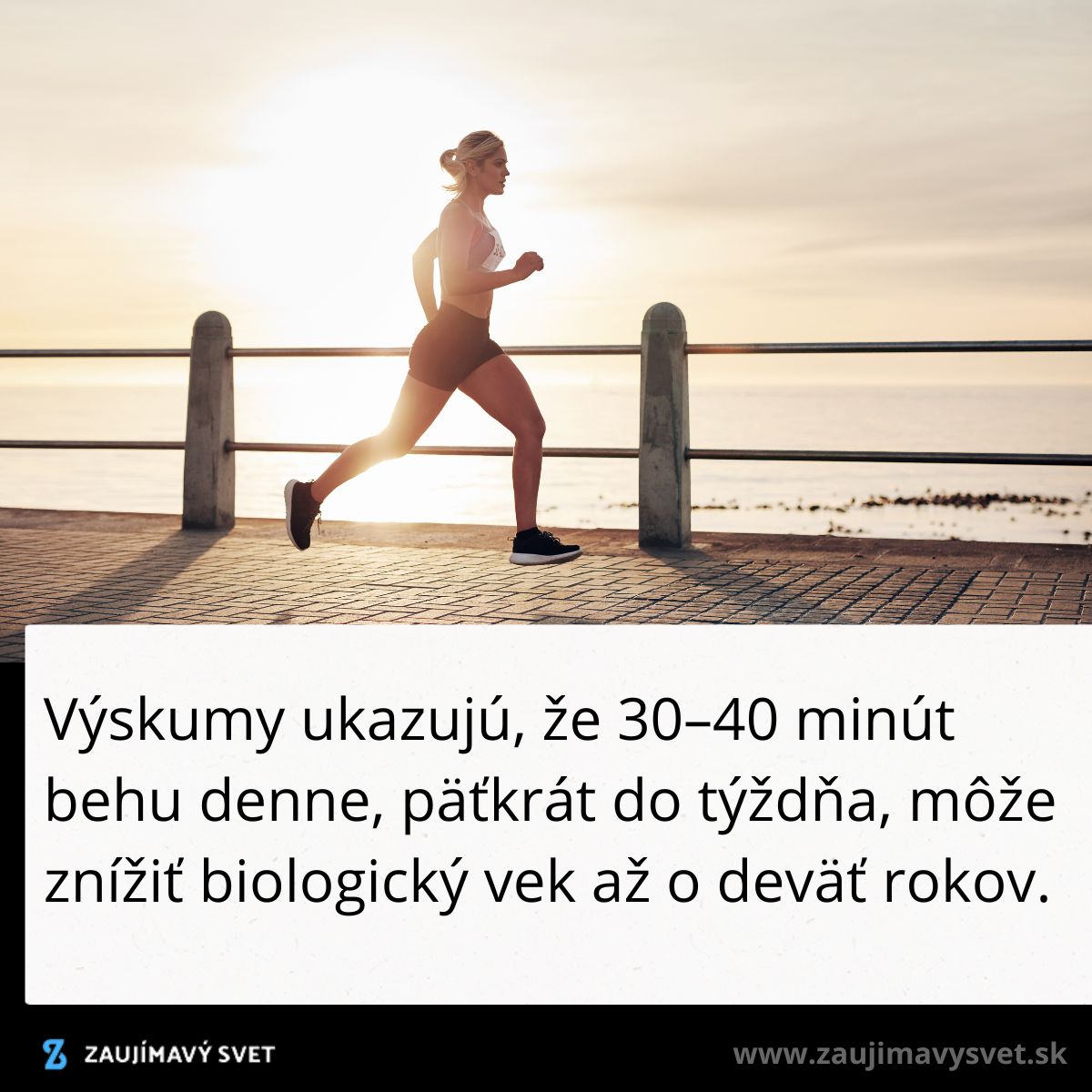 Žena behá pri východe slnka pri mori, čo podľa výskumov znižuje biologický vek.