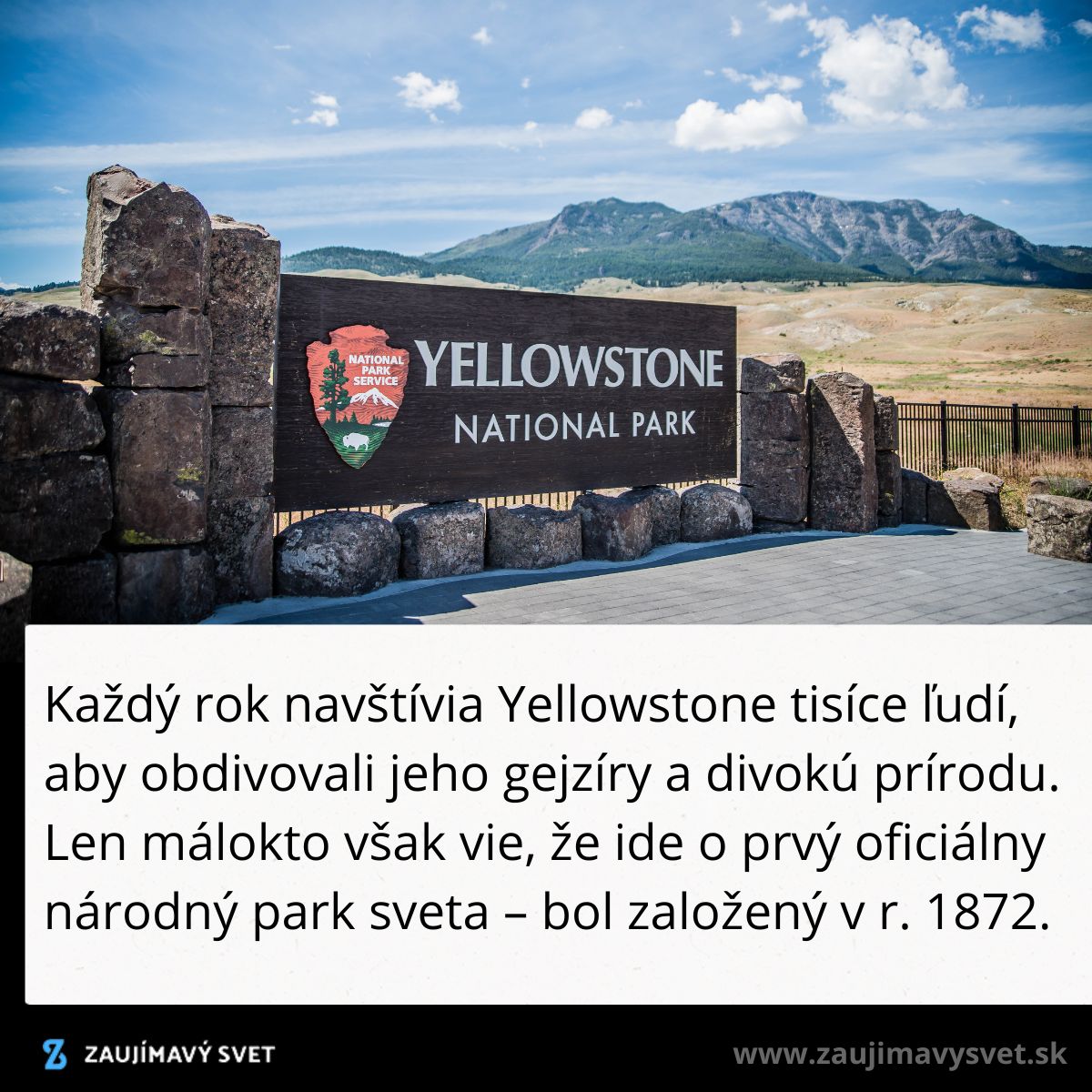 Vstupná brána do národného parku Yellowstone s horami a modrou oblohou v pozadí.
