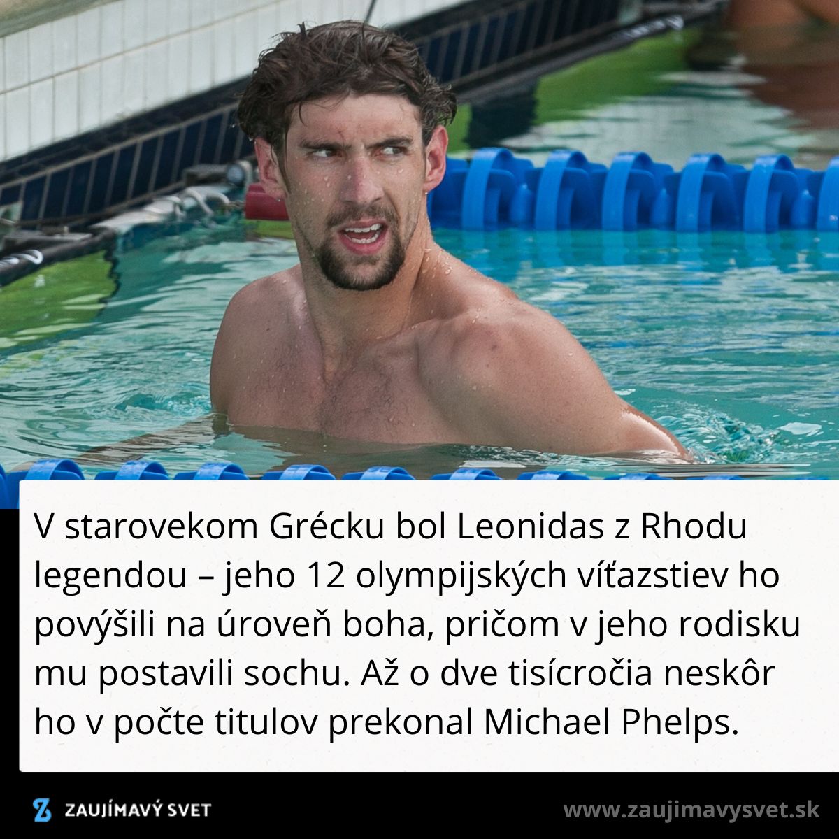 Profesionálny plavec vo vode pri bazéne s historickým textom o olympijskom víťazstve.