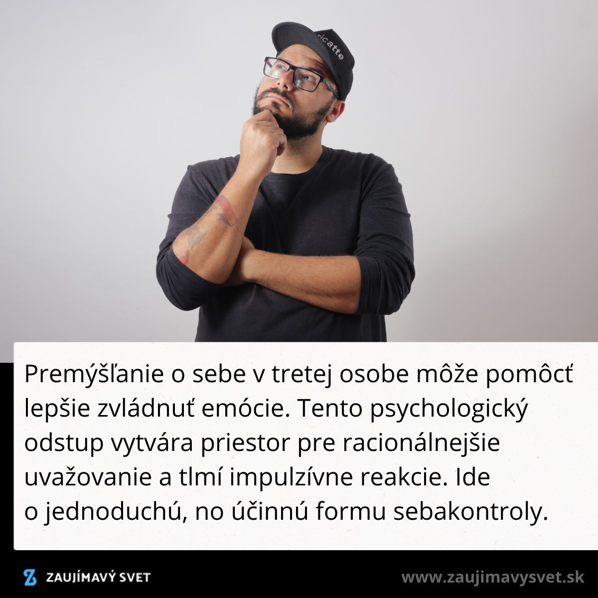 Muž s bradou a okuliarmi v čiapke premýšľa, ruka pod bradou. Text opisuje výhody premýšľania o sebe v tretej osobe.