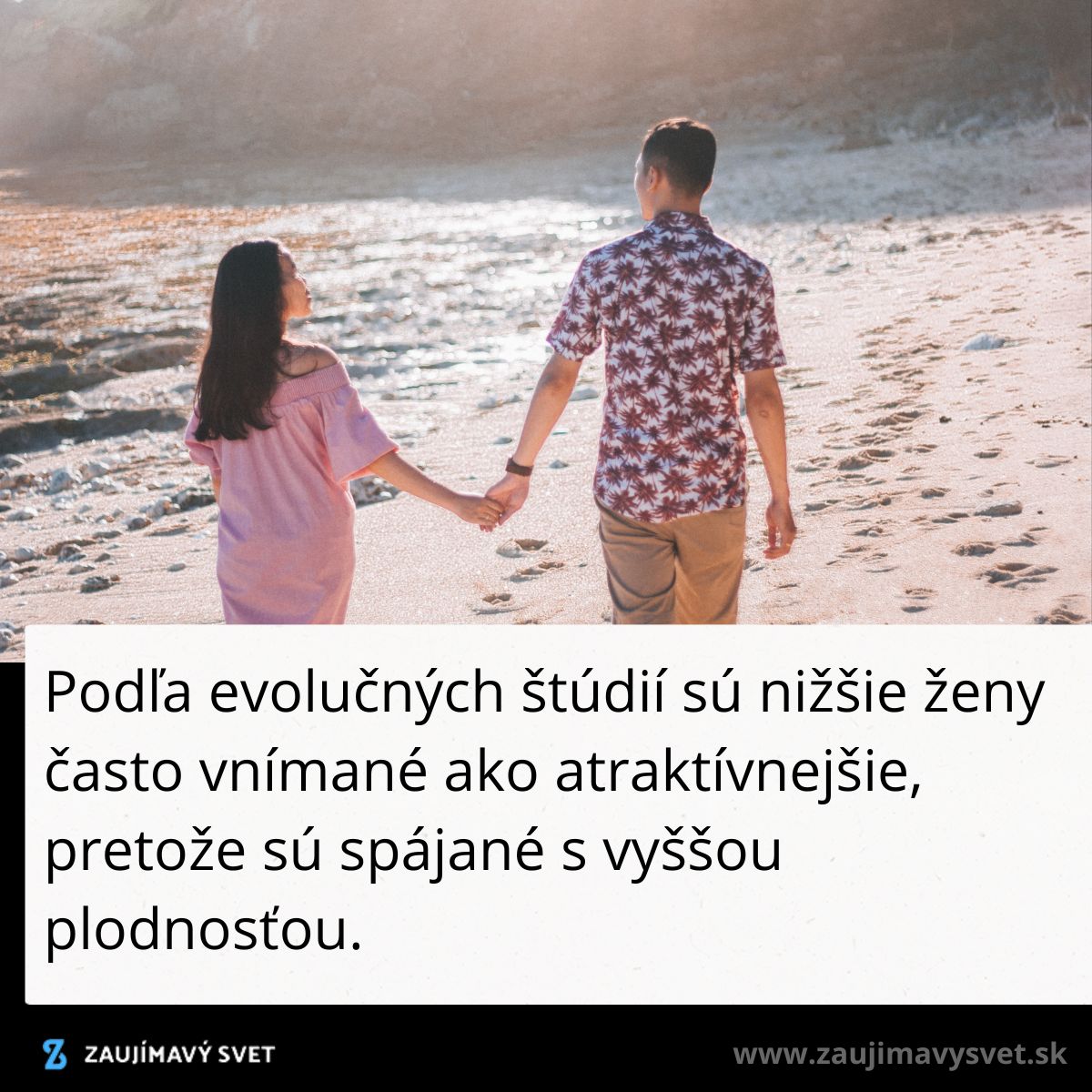 Muž a žena sa držia za ruky na pláži, kráčajú po piesku pri západe slnka.